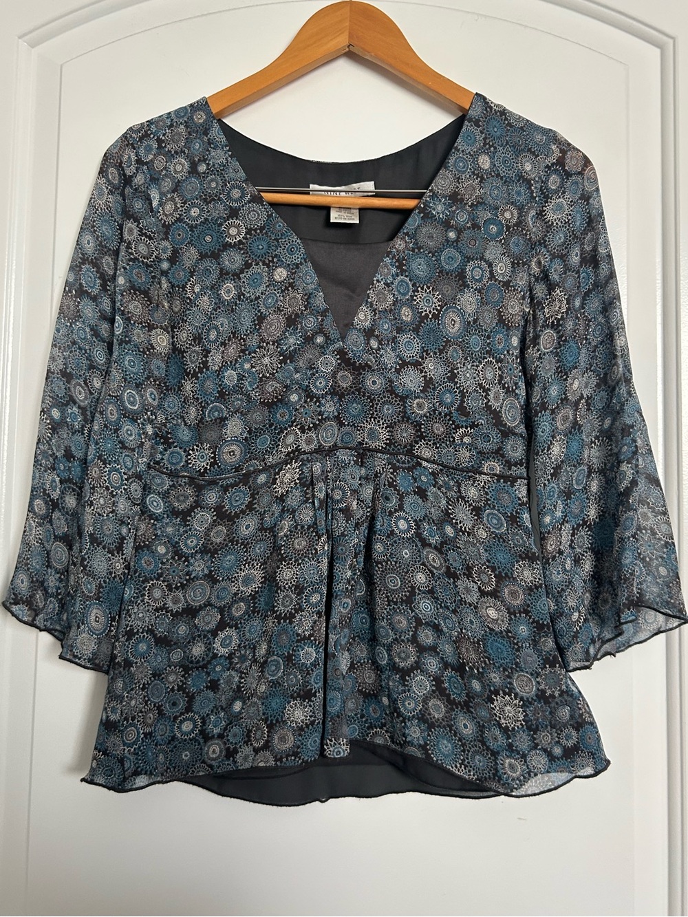 Nine West 100% Silk V-Neck Floral Peplum babydoll Blouse size 2 boho fairy 90s